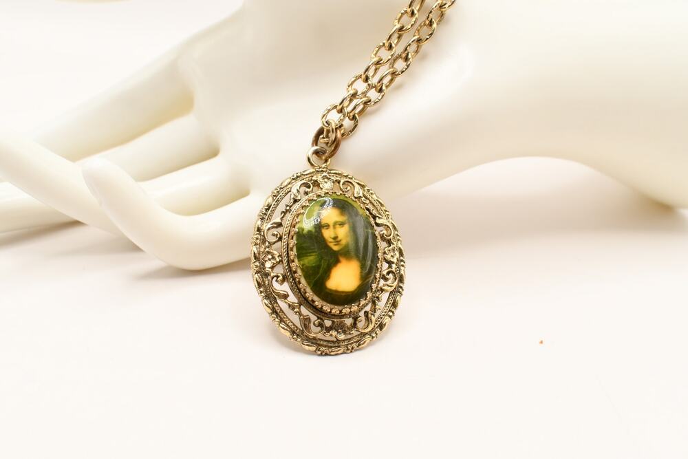 Vintage Whiting & Davis Mona Lisa Portrait Pendant Necklace Gold Tone Filigree